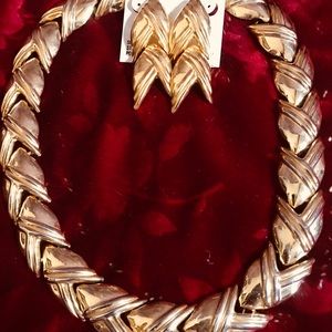 Gold tone necklace and dangle earrings